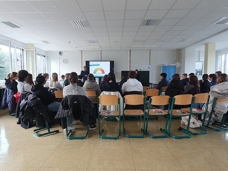 Herr Reuter vor der gesamten klasse