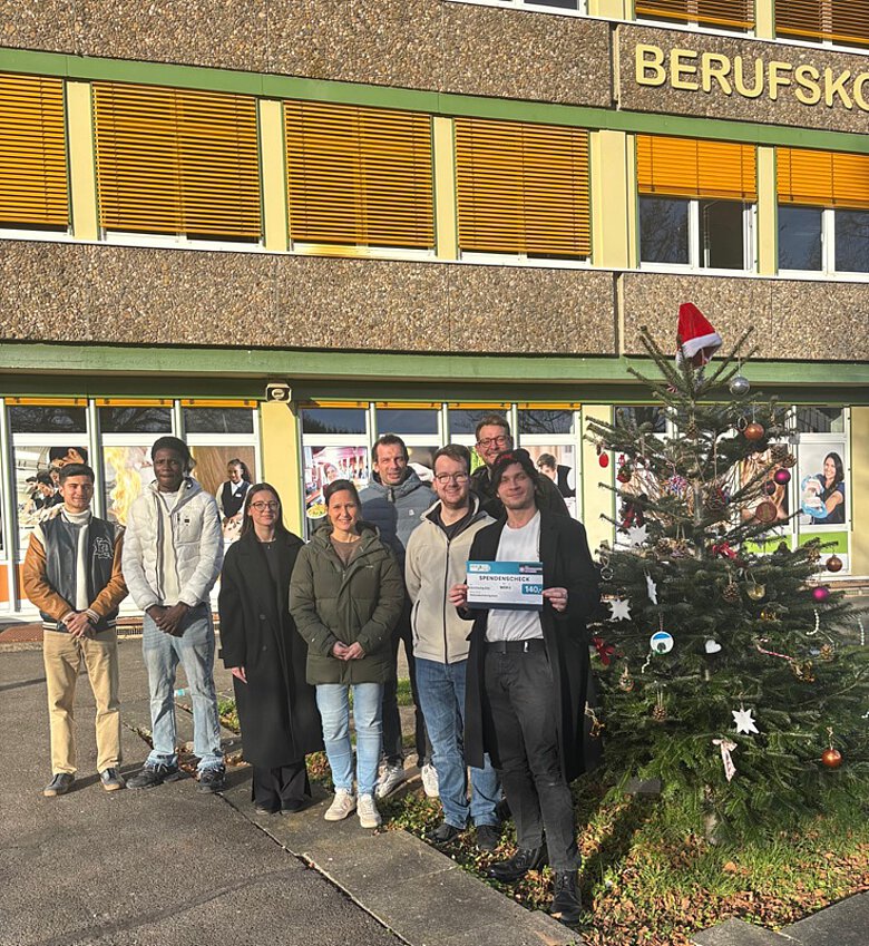 Die Lernenden vor dem Weihnachtsbaum