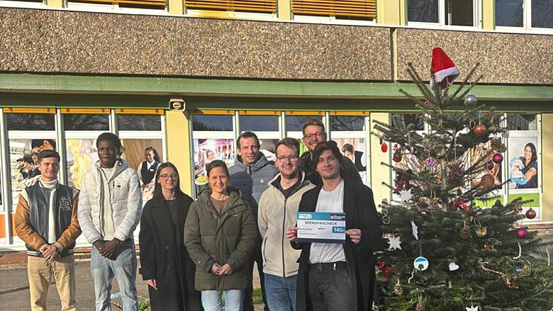 Die Lernenden vor dem Weihnachtsbaum