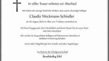 erstelle eine todesanzeige für eine homepage. Elegant, schlicht, schwarzer rahmen, elegantes kreuz oben links. Text alle zeilen zentriert. Text ist: In stiller Trauer nehmen wir Abschied Wir haben die traurige Nachricht erhalten, dass unsere ehemalige Kollegin Claudia Weckmann-Schindler am 18. August 2026 im Alter von 71 Jahren verstorben ist. Mit ihrem Engagement, ihrer Herzlichkeit und ihrem Humor hat sie unser Team viele Jahre bereichert. Wir werden sie als geschätzte Kollegin und liebenswerten Menschen in dankbarer Erinnerung behalten. Unser tiefes Mitgefühl gilt ihrer Familie und allen Angehörigen. Im Namen der Schulgemeinschaft Berufskolleg Eifel