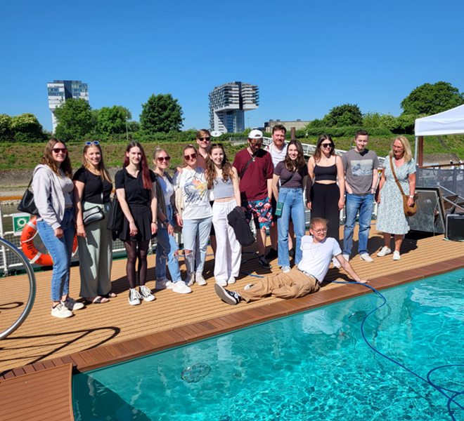 Klassenfoto am Pool
